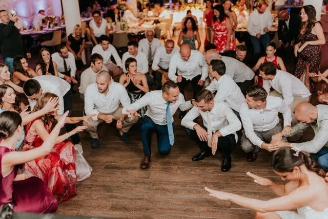 Atmosfera na vjenčanju - gosti s rukama u zraku