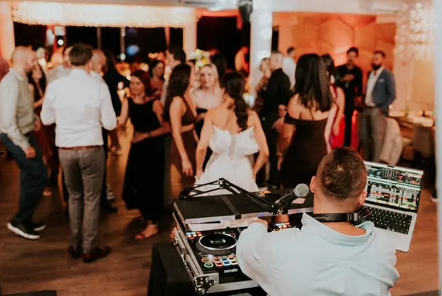 DJ Boboy za pultom s pogledom na mladenku - profesionalni DJ vjenčanja