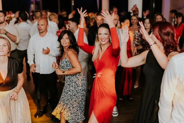 Gošća pleše na vjenčanju - puni plesni podij uz DJ Boboya